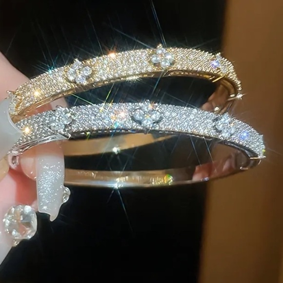 Exquisite 18k White Gold plated Four-Leaf Flower Hinged Rhinestone bangle 16” - Picture 9 of 16